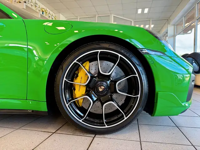 Porsche 911 view 7