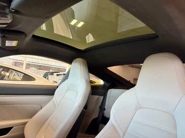 Porsche 911 view 9