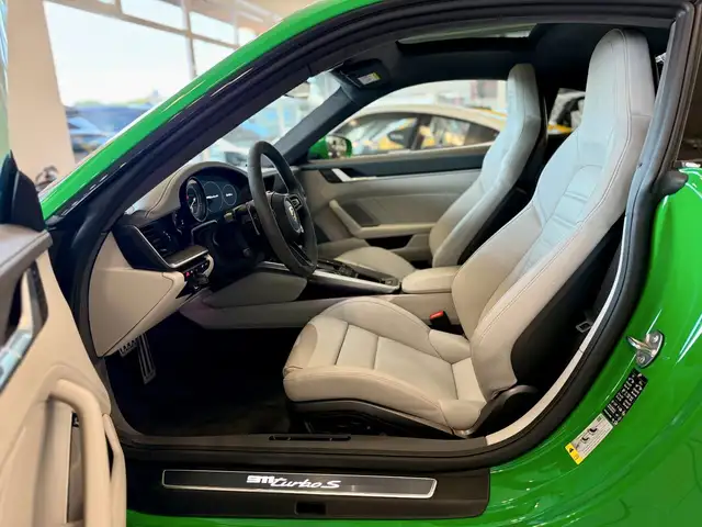 Porsche 911 view 10