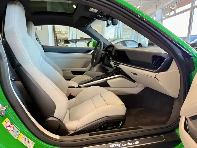 Porsche 911 view 12