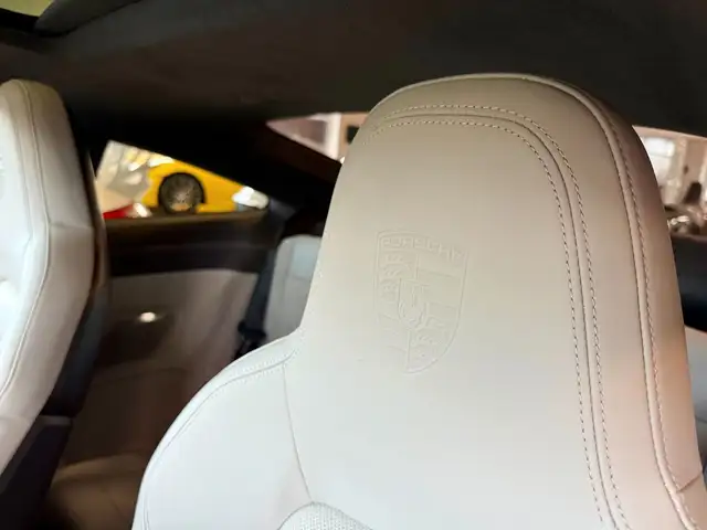 Porsche 911 view 8