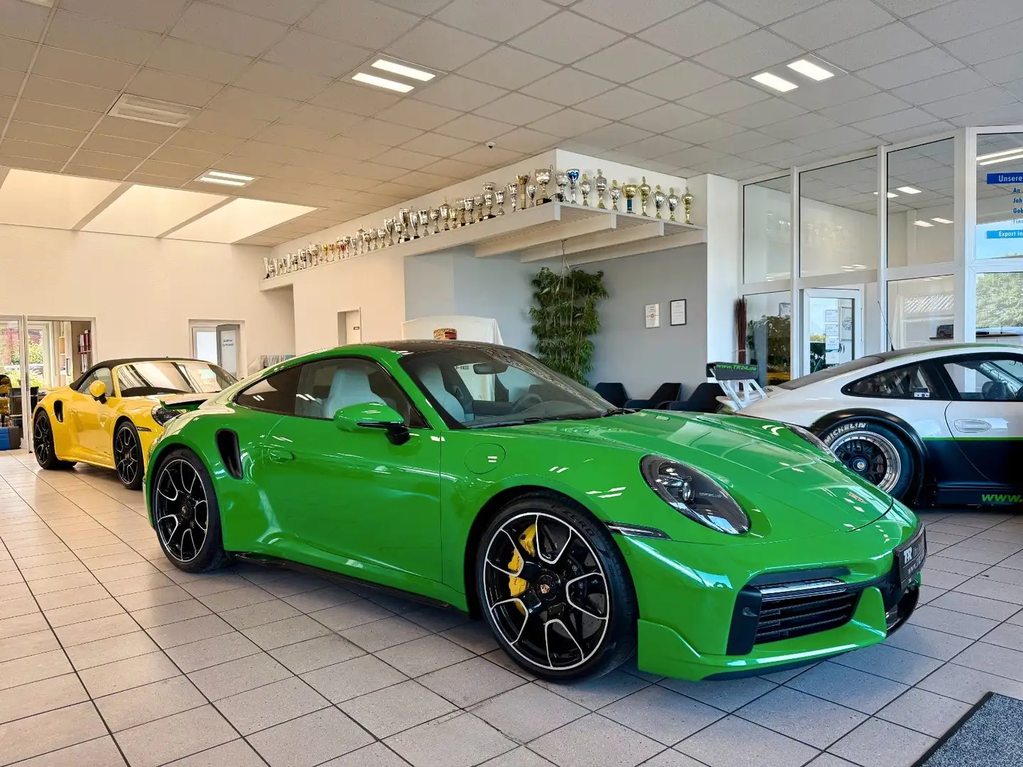 Porsche 992 991 992 Turbo S PTS/LIFT/SportDesign/Burmester Grün - 1