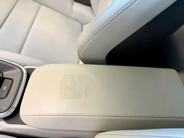 Porsche 911 view 11