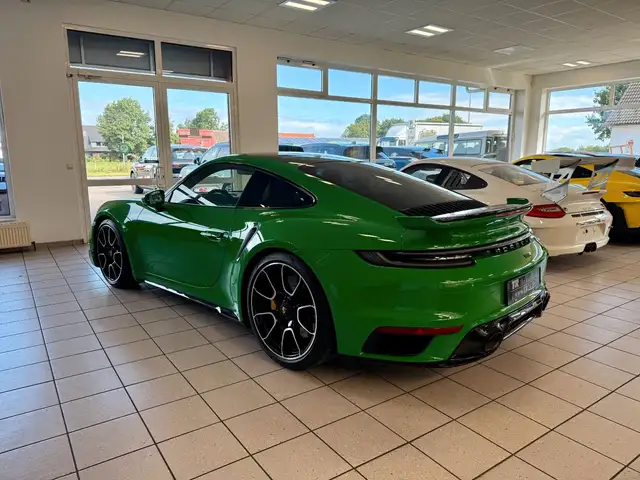 Porsche 911 view 3
