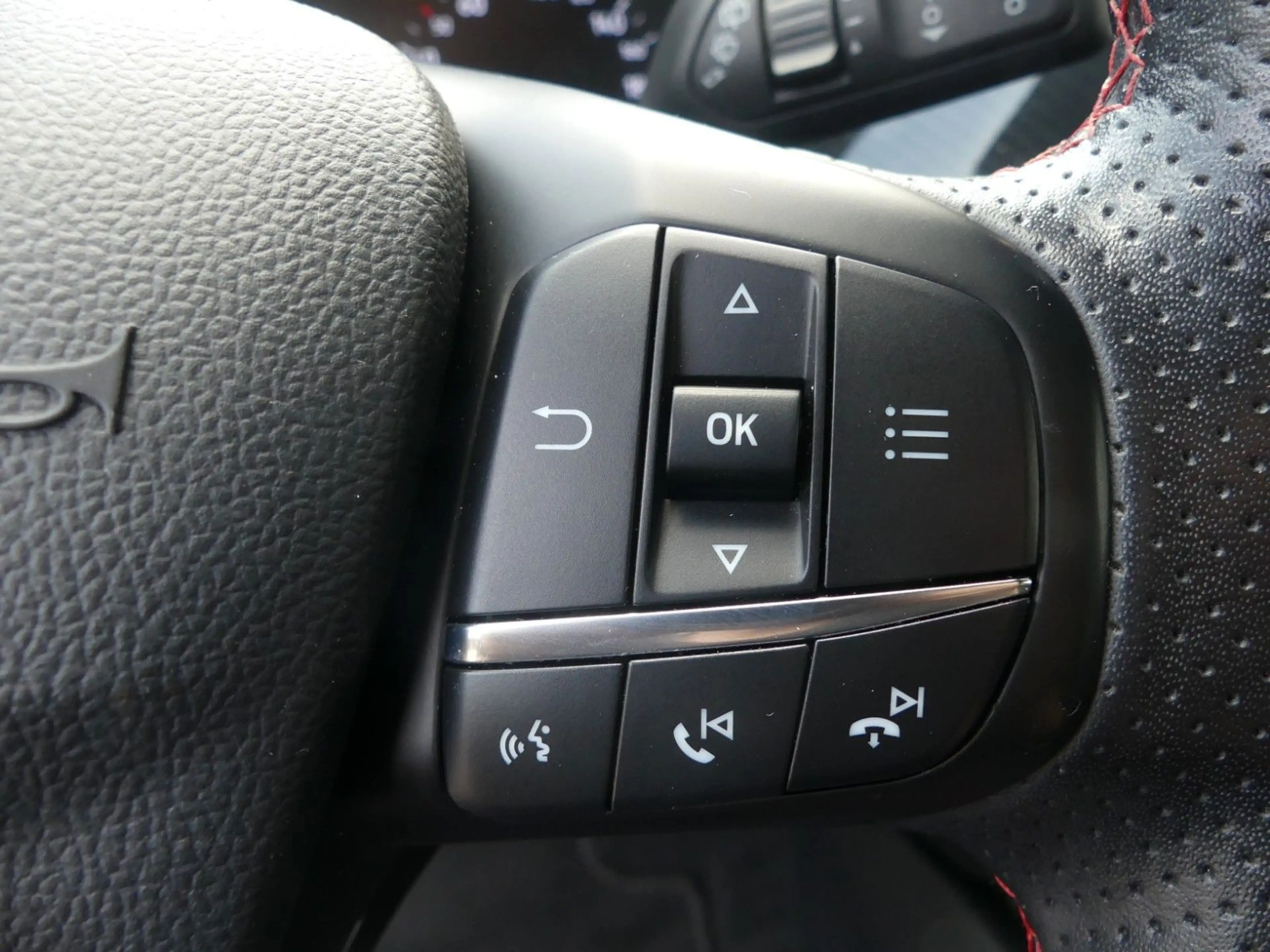 Ford Focus Lim. ST-Line — photo 14