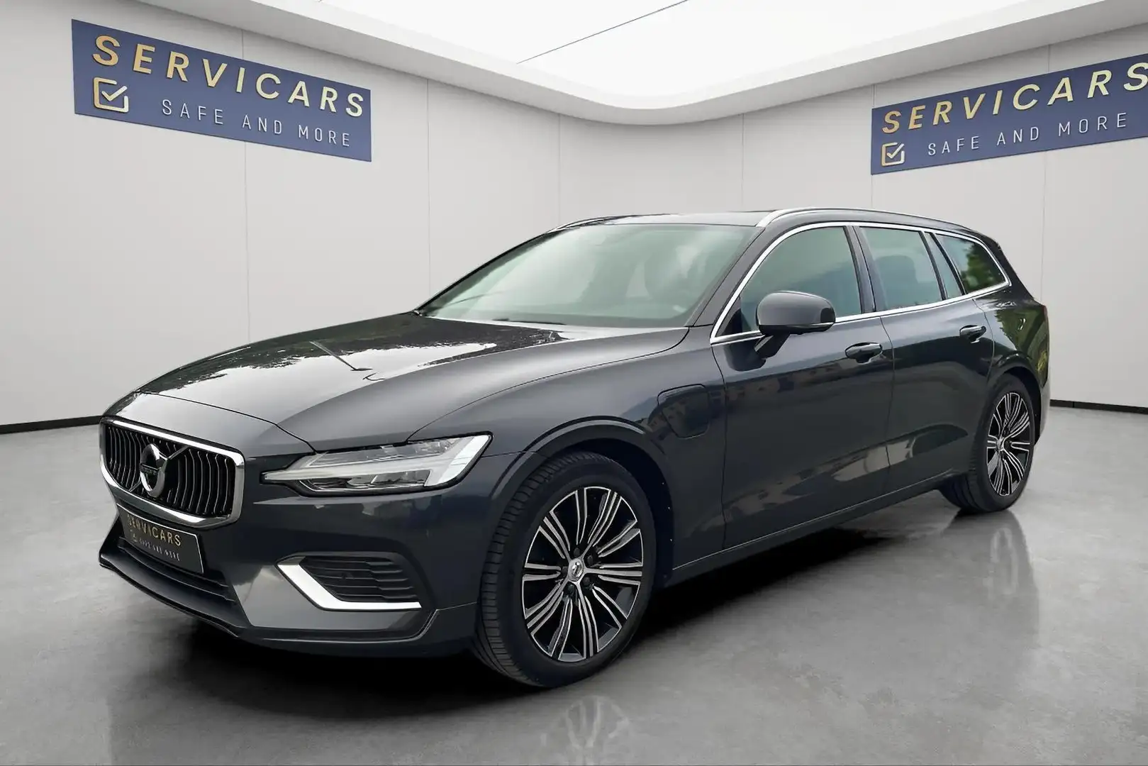 Volvo V60 2.0 T6 AWD PHEV R-Design Grau - 1