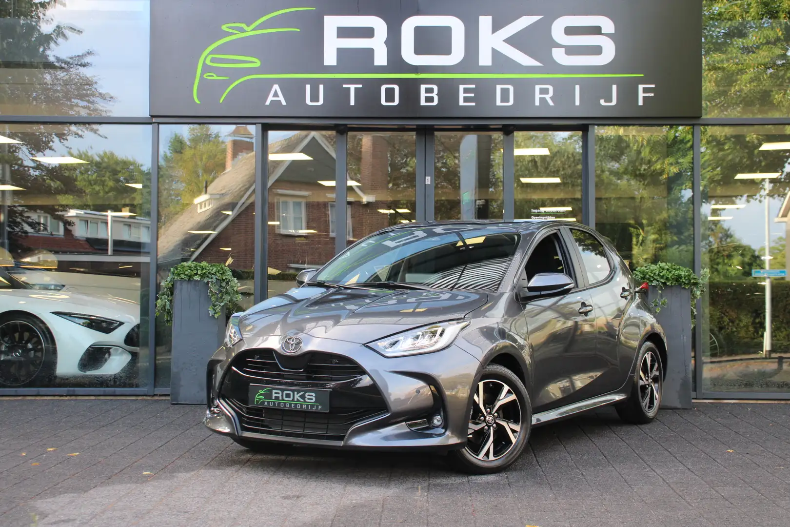 Toyota Yaris 1.5 Hybrid 115 Dynamic ComfortPack Nieuw Grijs - 1