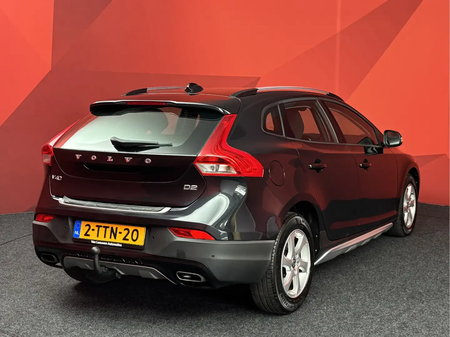 Volvo V40 Cross Country 1.6 D2 Kinetic | Navi | Cruise | Trekhaak | APK 15 Zwart - 2