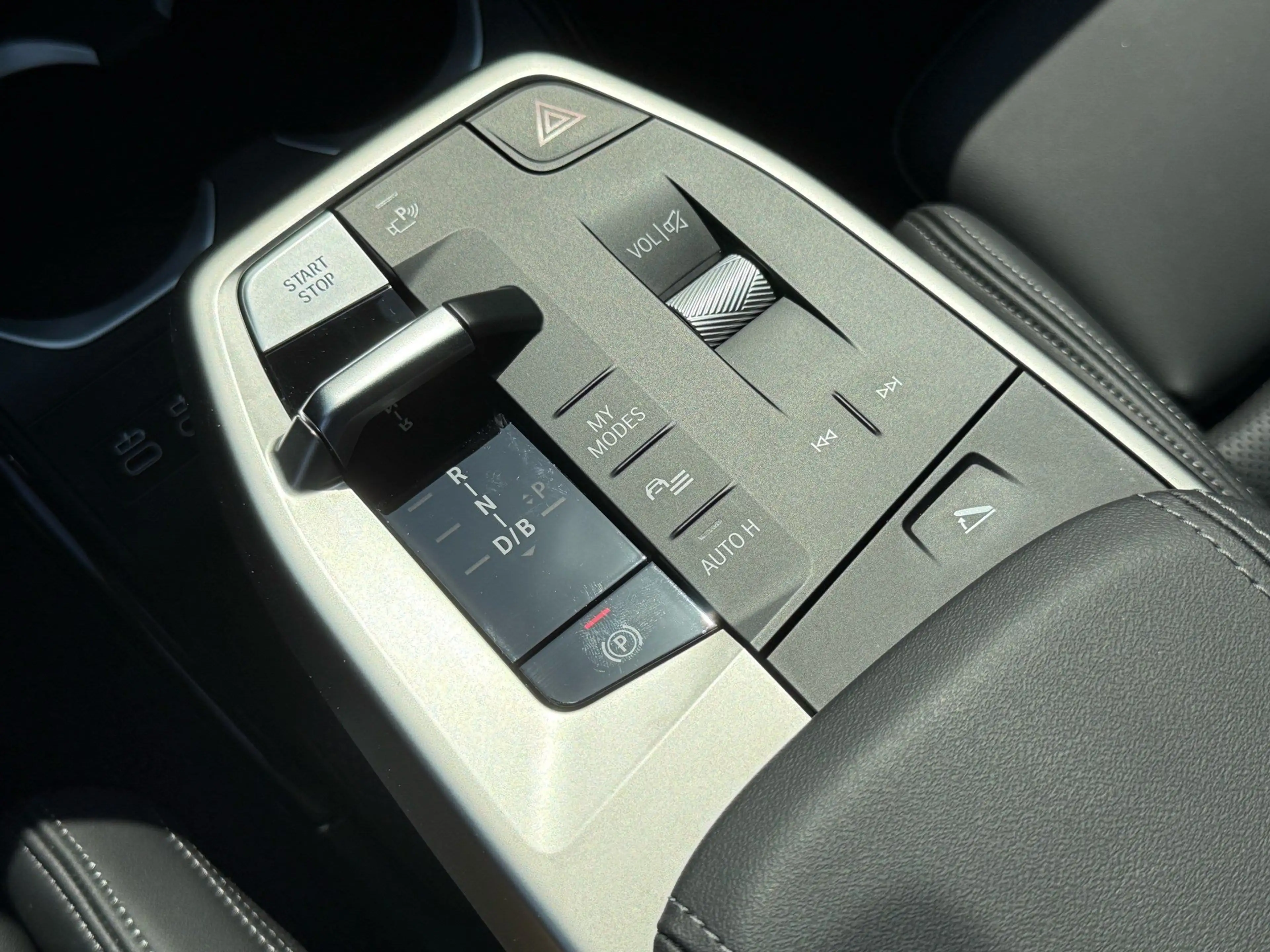 BMW iX2 xDrive30 M Sport /IconicGlow HUD Stop&Go AHK — photo 15