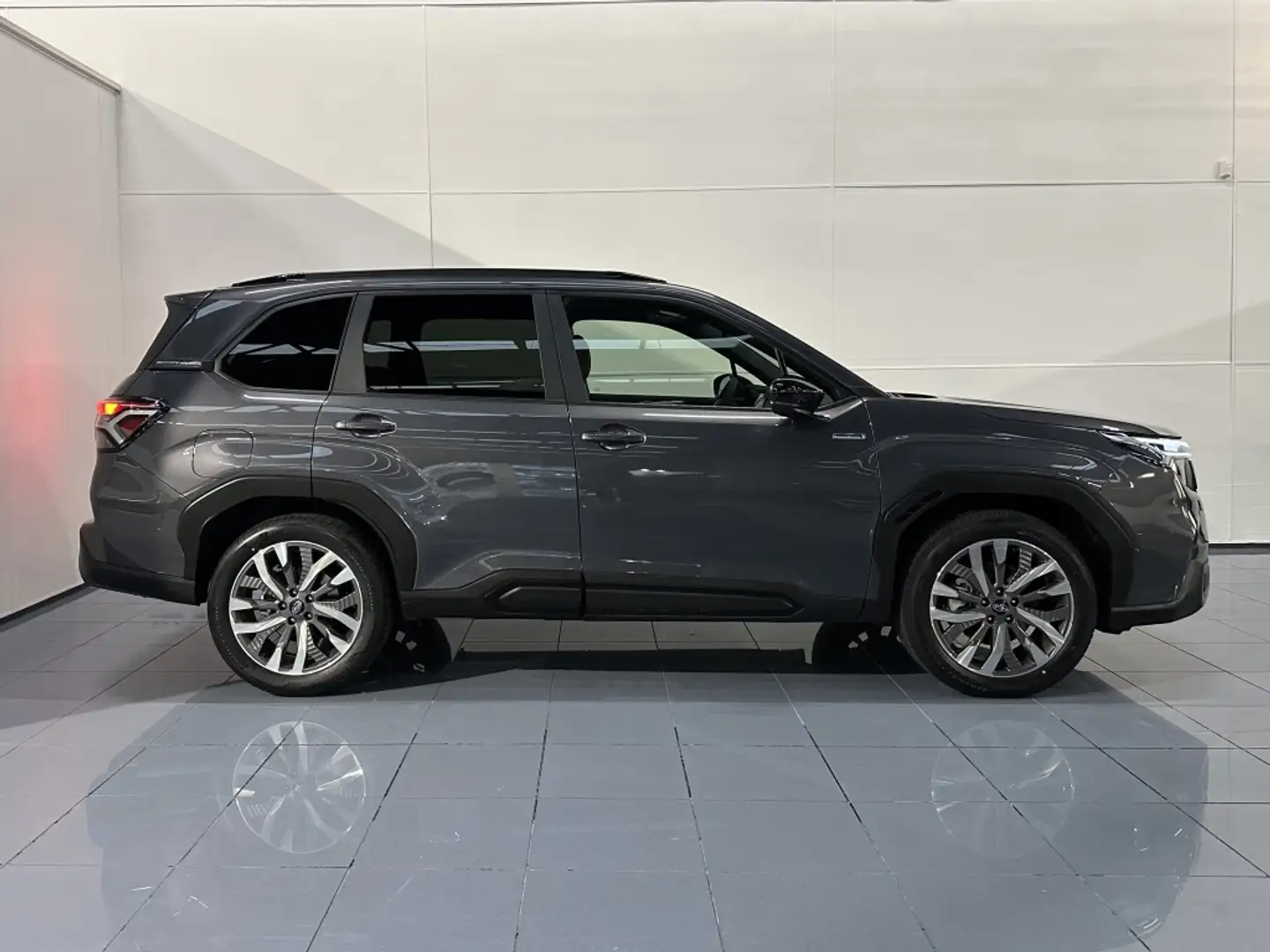 Subaru Forester 2.0i Hybrid Touring CVT Gris - 2