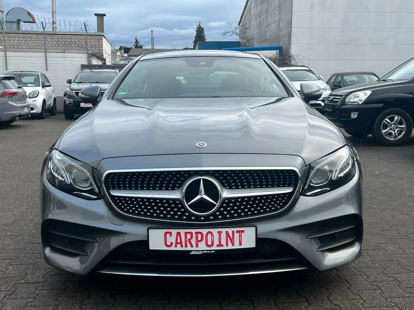 Mercedes-Benz E 300 Coupe  AMG-PAKET/NAVI/PANO/KAMERA/LED/SHZ Šedá - 2