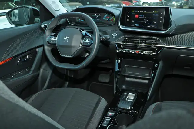 Peugeot E-2008 view 12