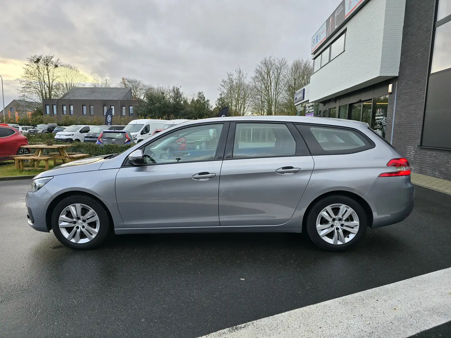 Peugeot 308 308 SW 1.5 BlueHDi Grau - 2