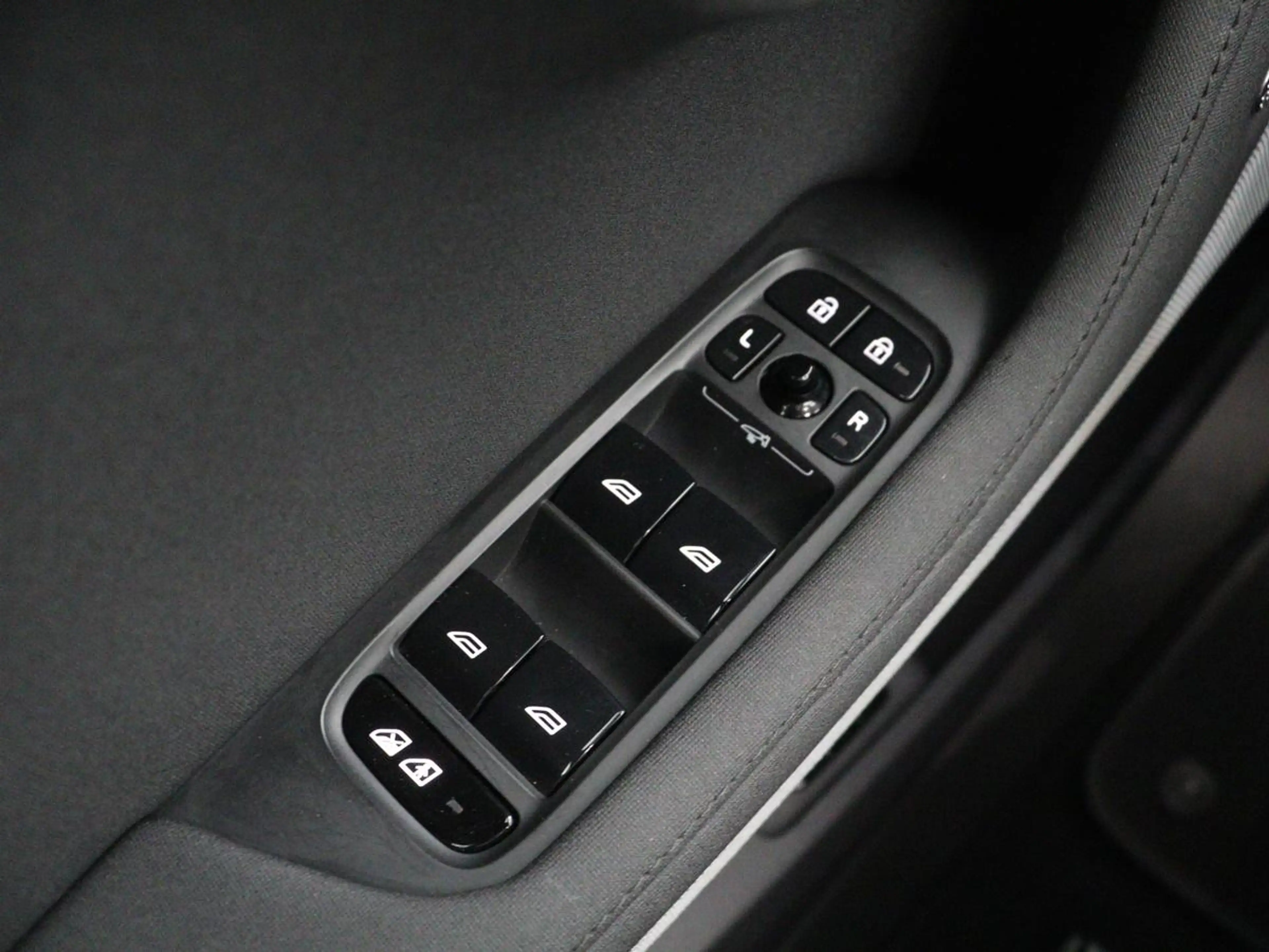 Polestar 2 Long Range Dual Motor Launch Edition 78kWh | SOH 9 — photo 40