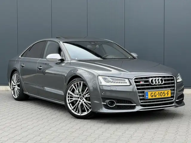 Audi S8 view 2