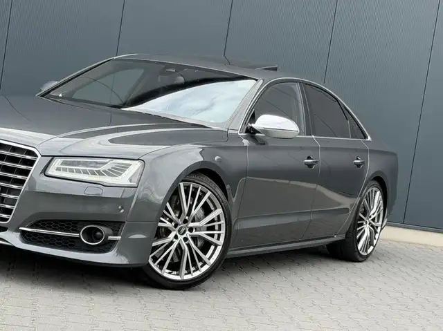 Audi S8 view 6