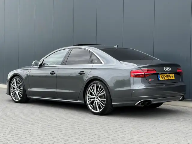 Audi S8 view 11