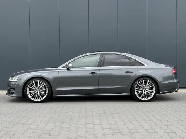 Audi S8 view 9