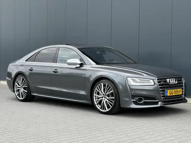 Audi S8 view 10