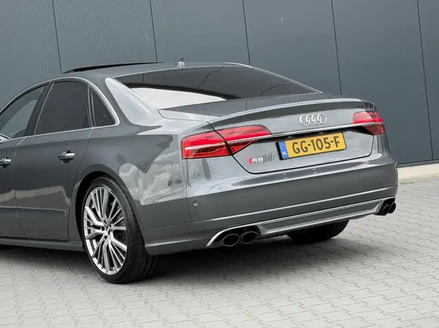 Audi S8 view 13