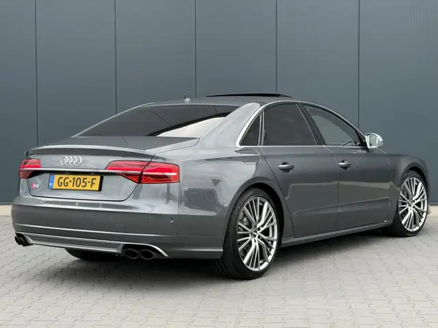Audi S8 view 4