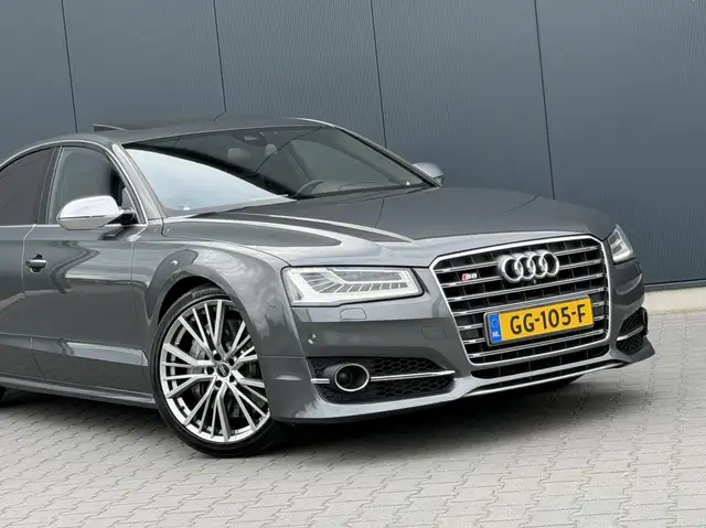 Audi S8 view 12