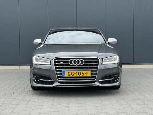 Audi S8 view 7