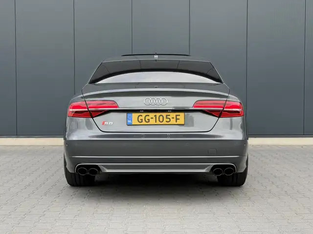 Audi S8 view 8