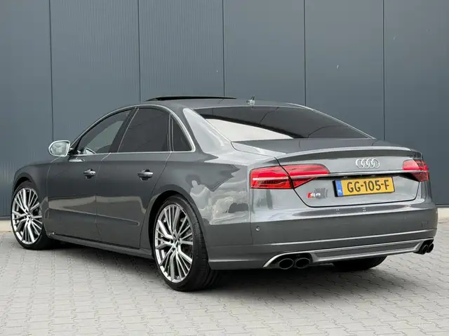 Audi S8 view 3