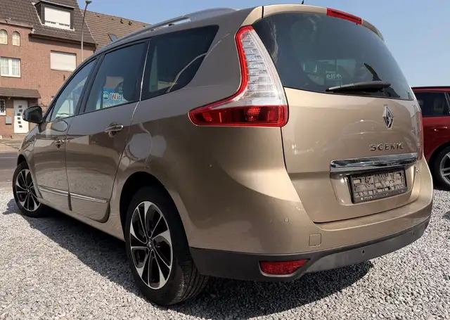 Renault Grand Scenic view 4