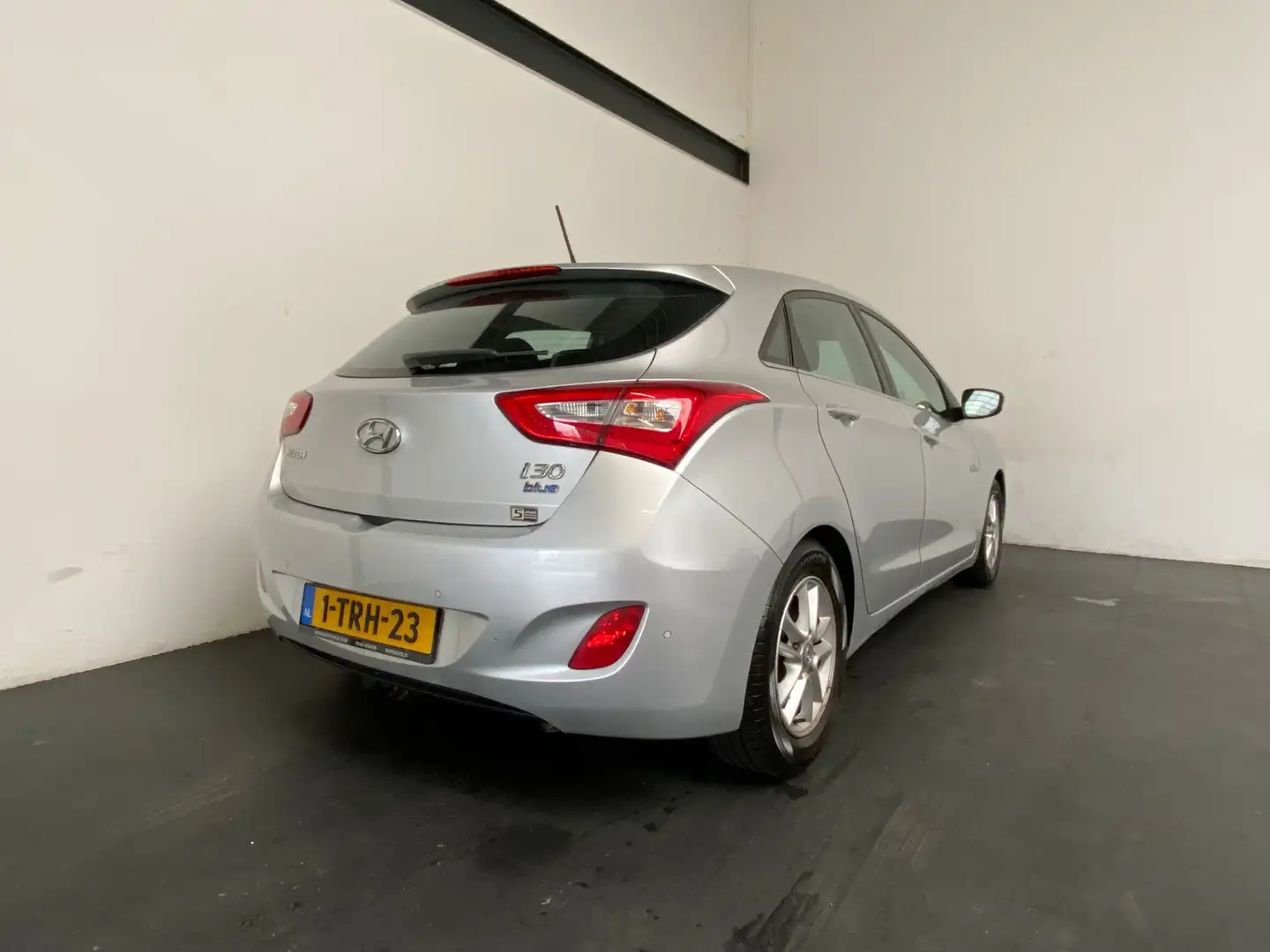 Hyundai i30 1.6 GDI i-Drive. Clima! Grijs - 2