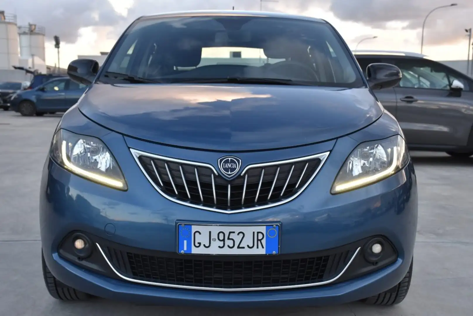 Lancia Ypsilon 1.0 FireFly 5 porte S&S Hybrid Gold Blu/Azzurro - 2