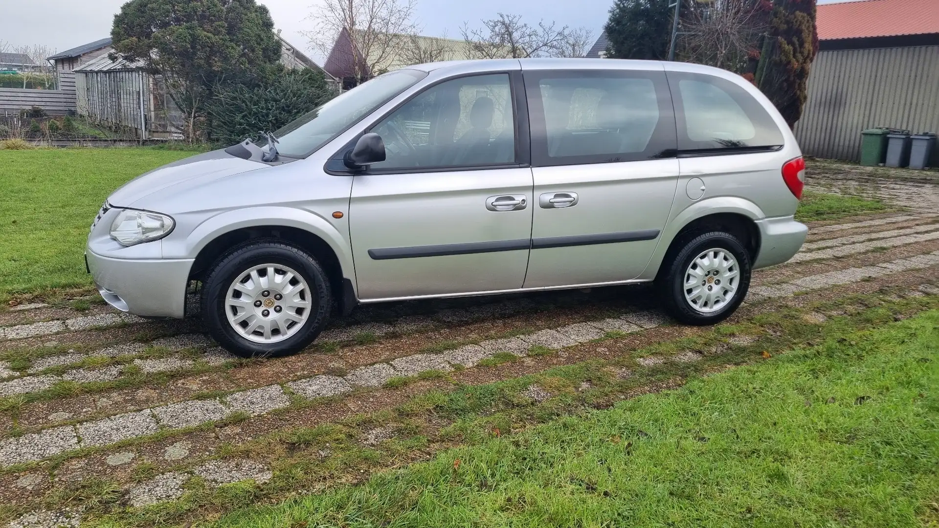 Chrysler Voyager 2.4i SE Luxe 7 Pers. Srebrny - 2