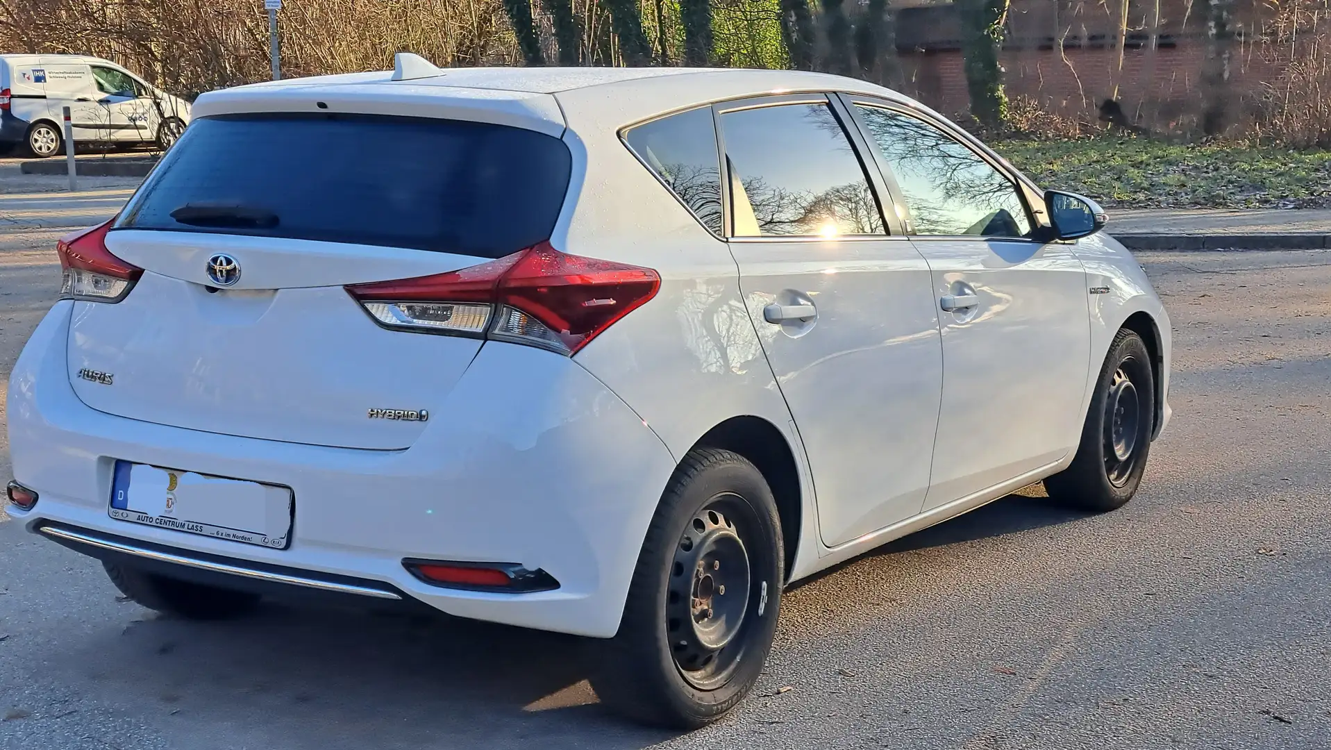 Toyota Auris Auris 1.8 VVT-i Hybrid Automatik Team Deutschland Weiß - 2