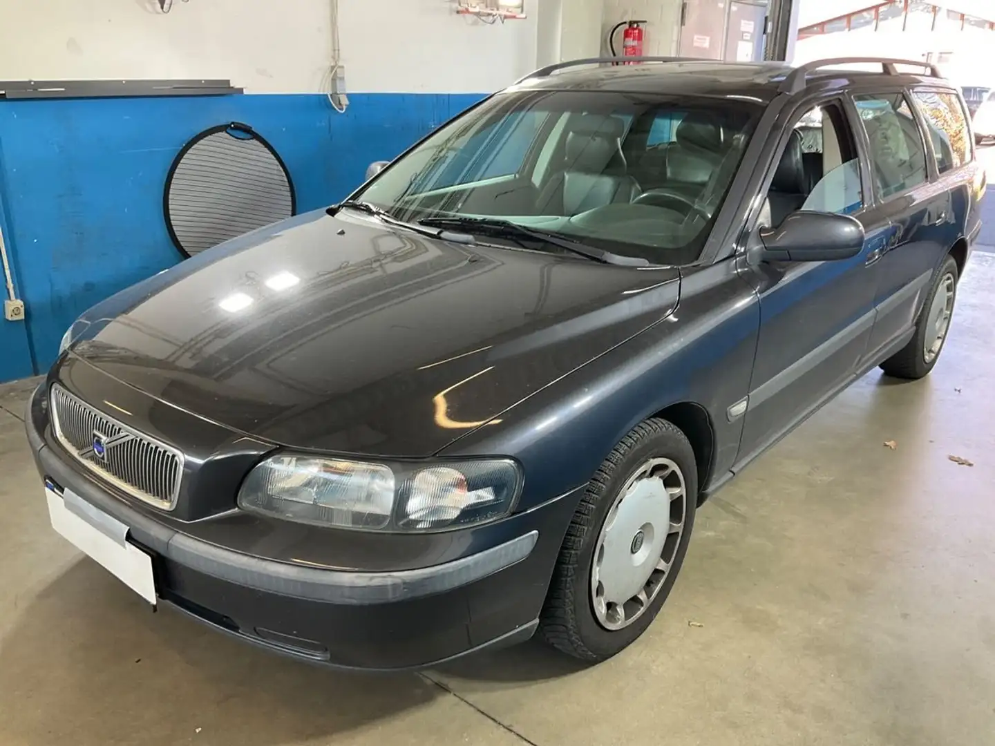 Volvo V70 2.4 T Comfort Klima/CD/Teil-Leder/LM+M&S/TÜVNEU Gri - 1