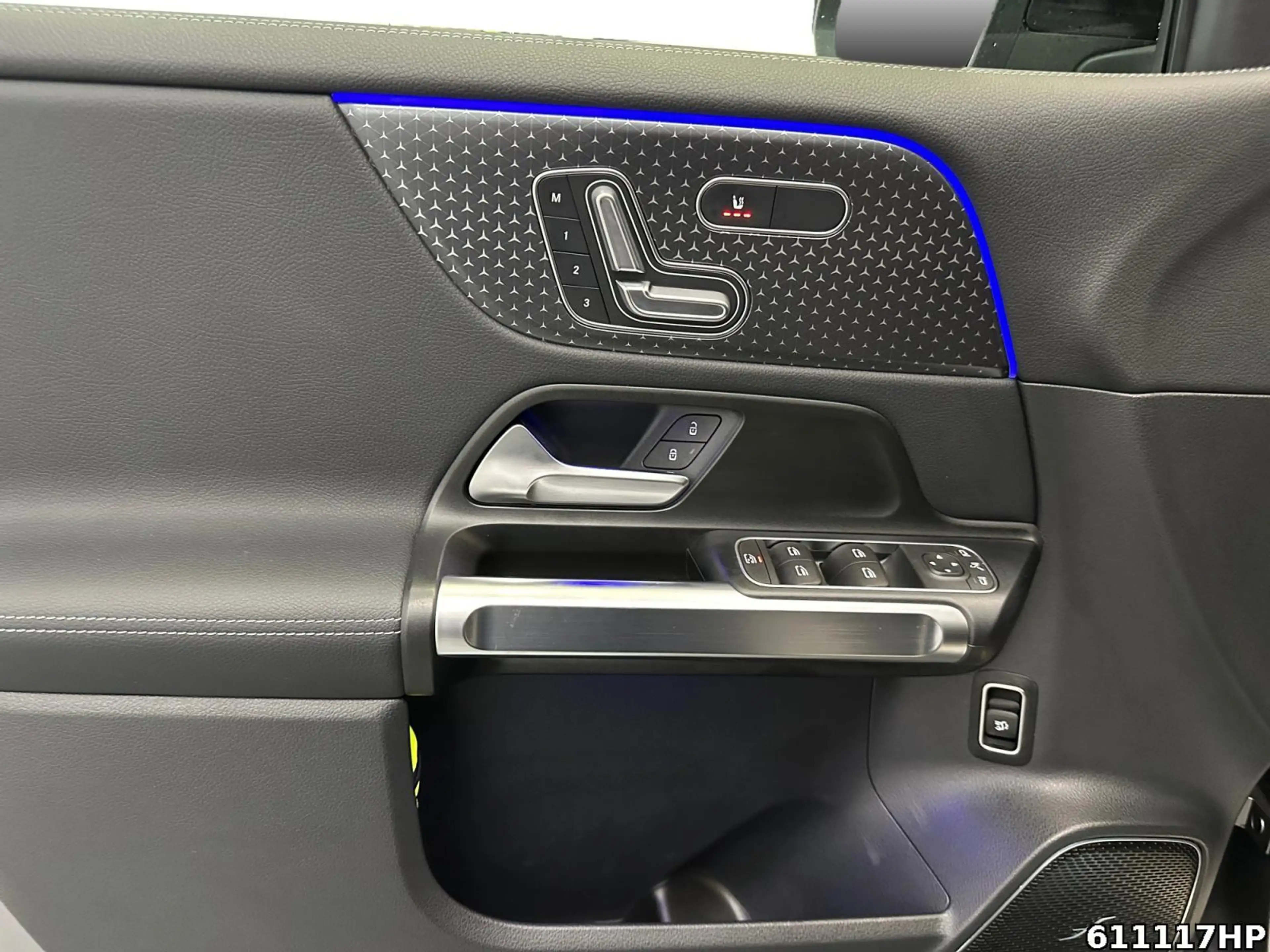 Mercedes-Benz EQB 350 4M AMG Night 7 Sitzer Pano HUD 360° 20" — photo 9
