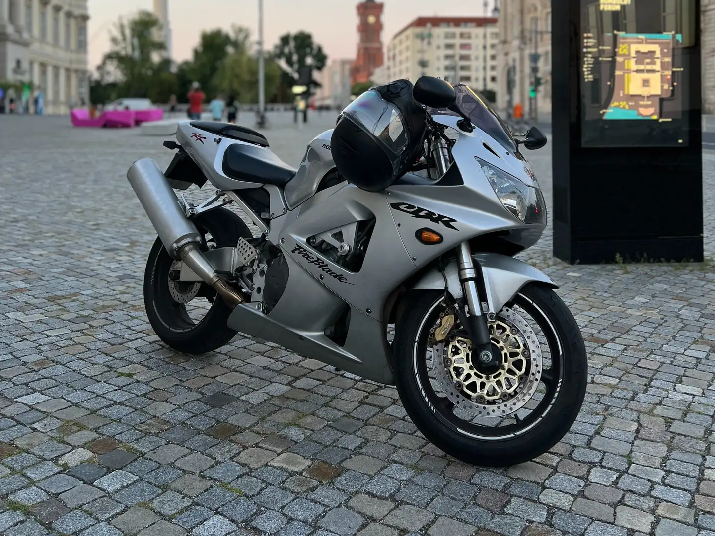 Honda Fireblade CBR 900 RR SC44 Silber - 1