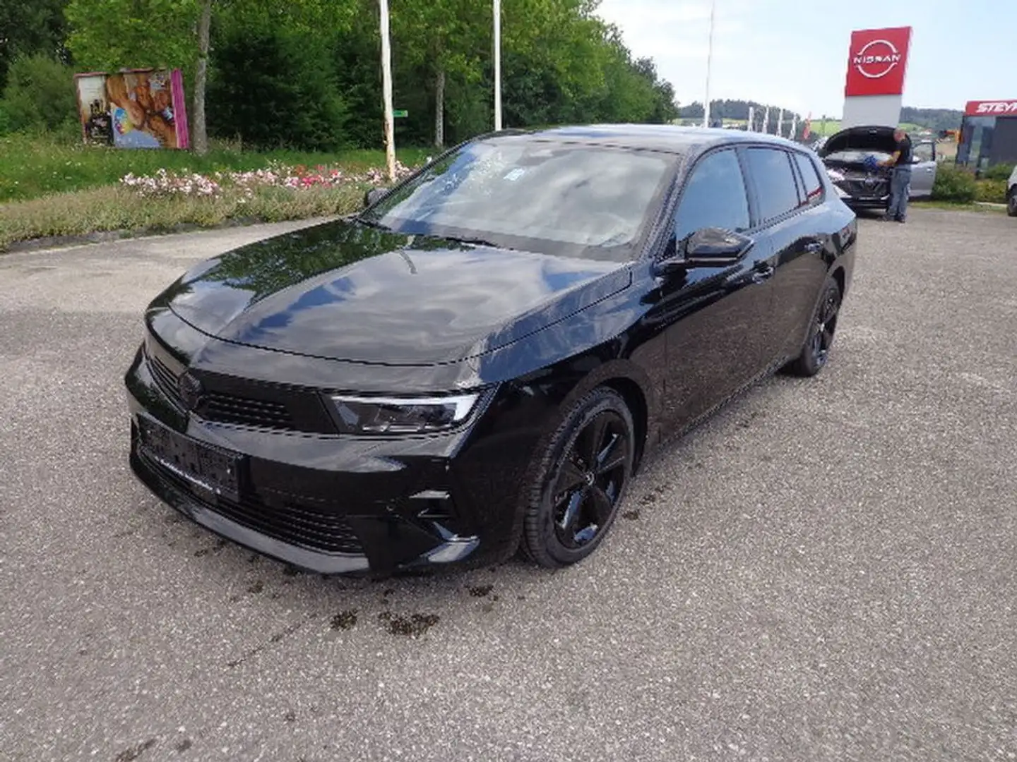 Opel Astra GS Schwarz - 1