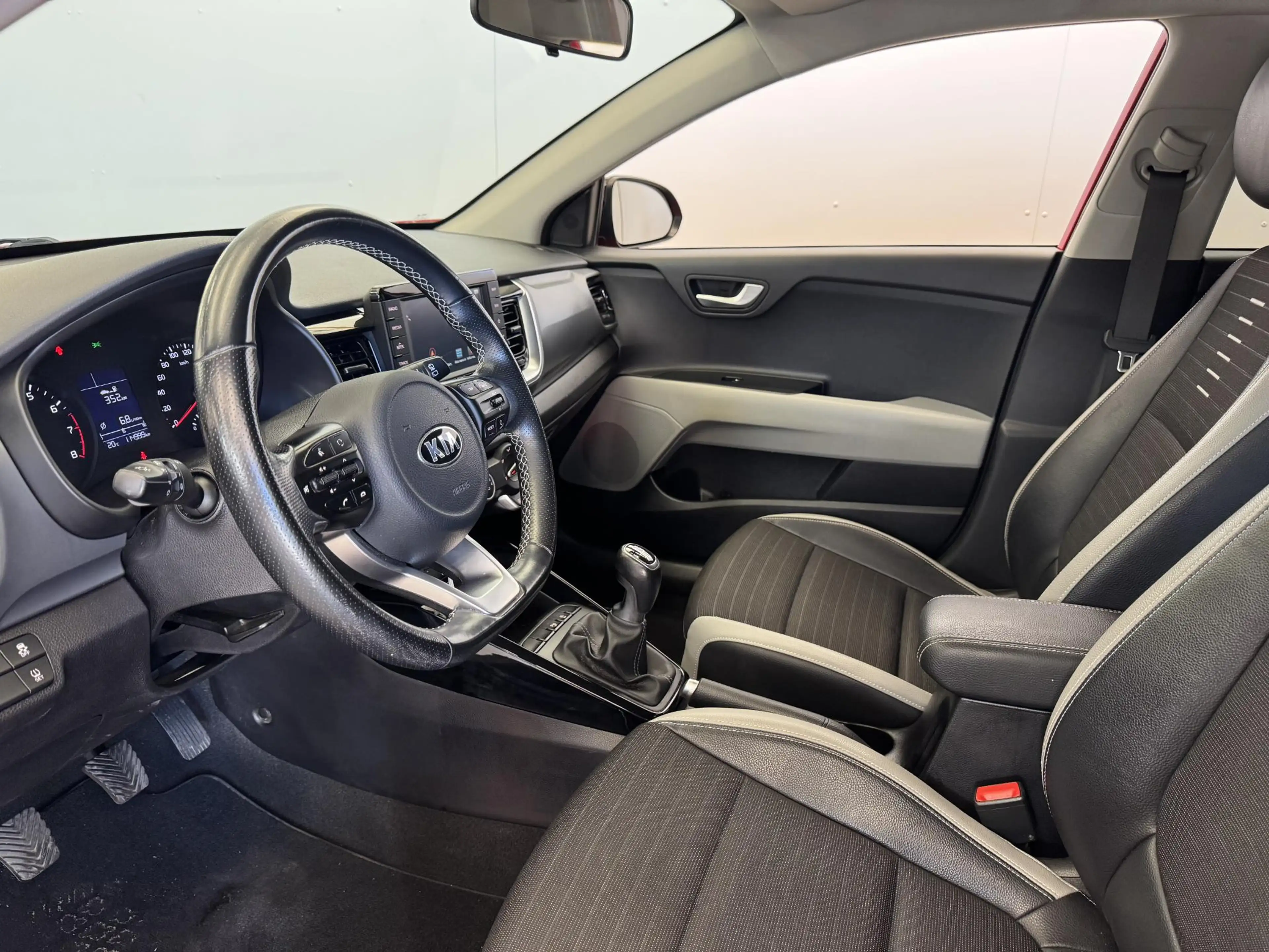 Kia Stonic 1.0 T-GDi Sports Edition | Camera | Cruise | Apple — photo 10
