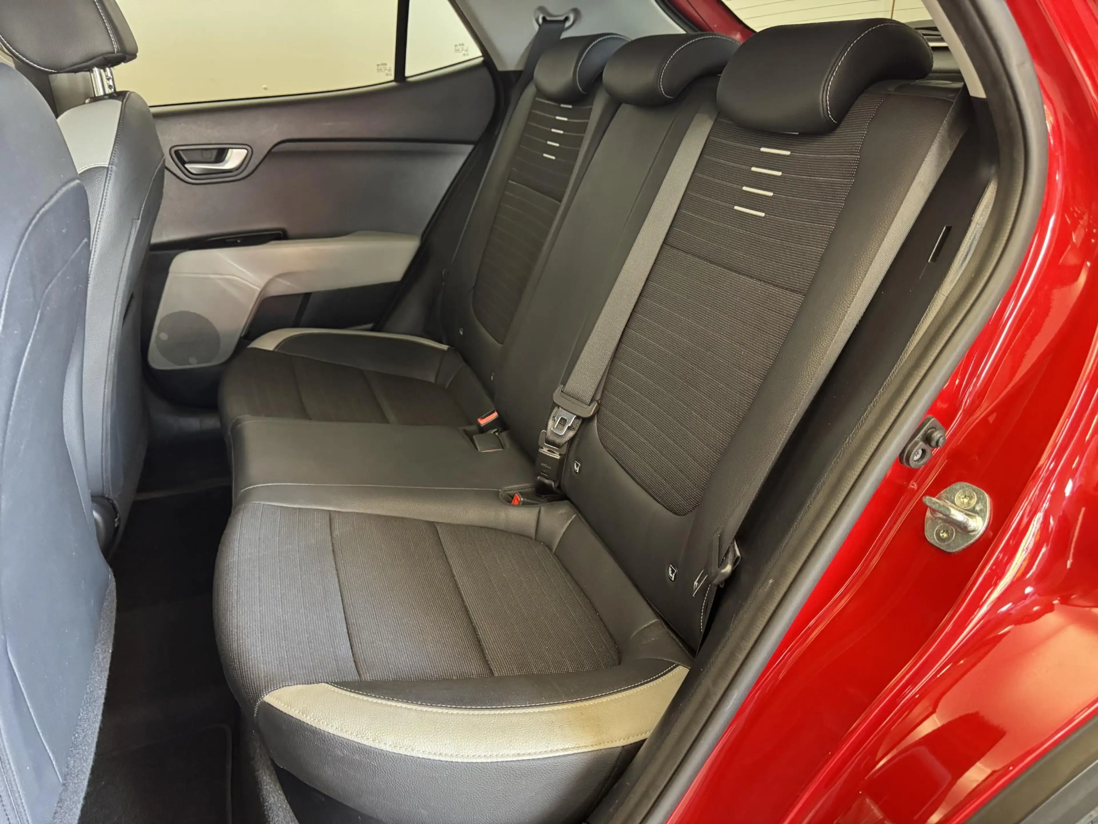 Kia Stonic 1.0 T-GDi Sports Edition | Camera | Cruise | Apple — photo 13