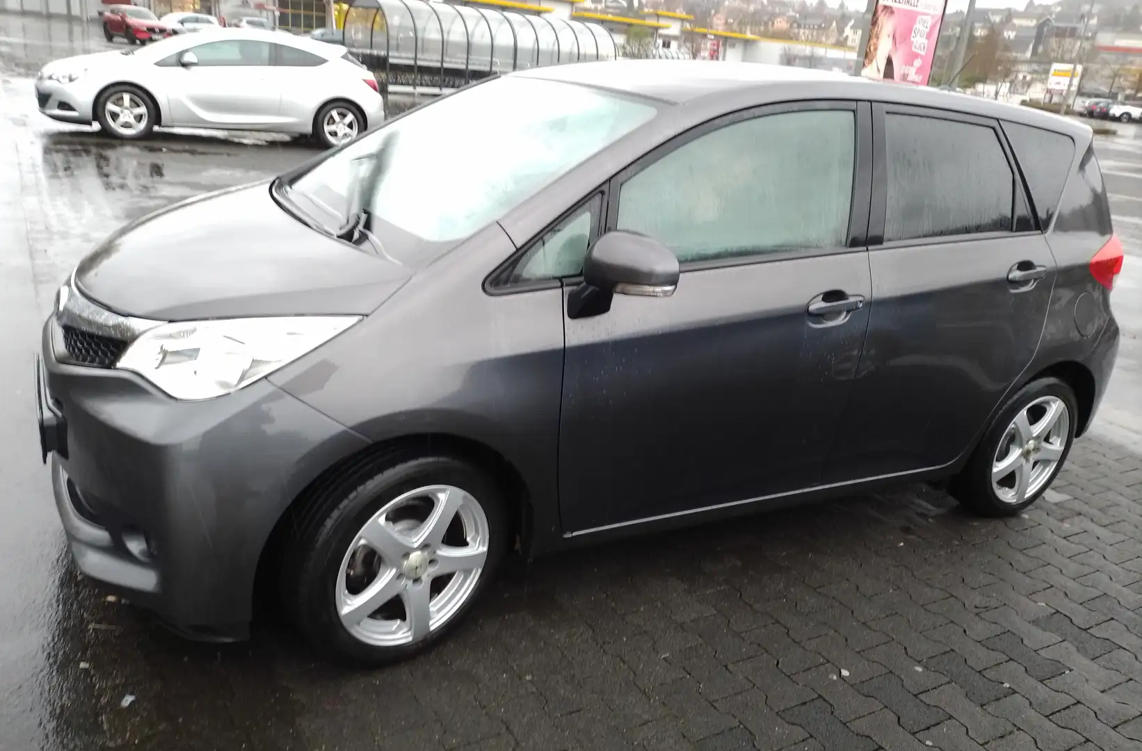 Toyota Verso-S als Subaru Trezia 1.3i Active vgl. Wikipedia Сірий - 1