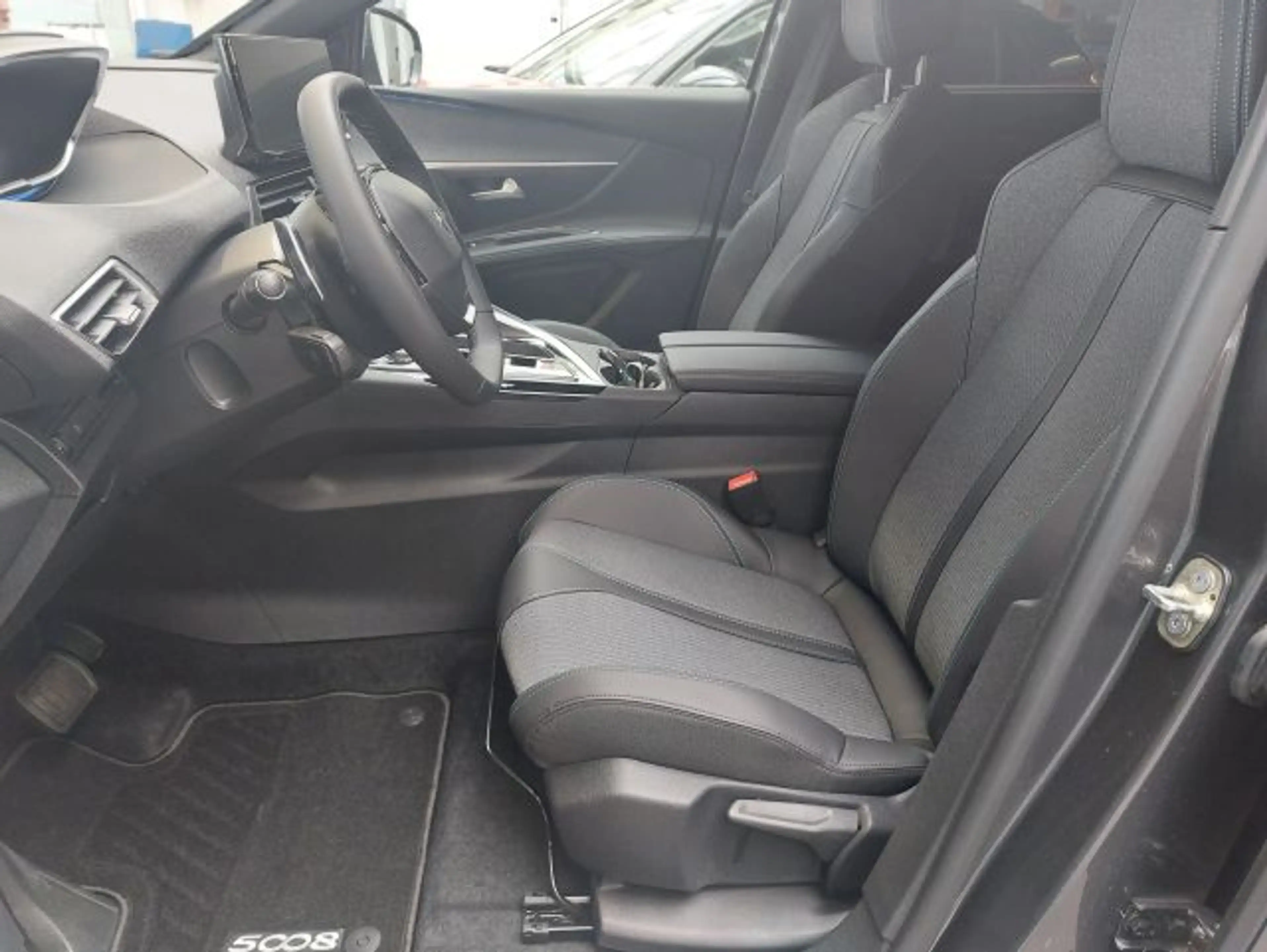Peugeot 5008 PureTech 130 EAT8 Stop & Start Allure Pack — photo 5
