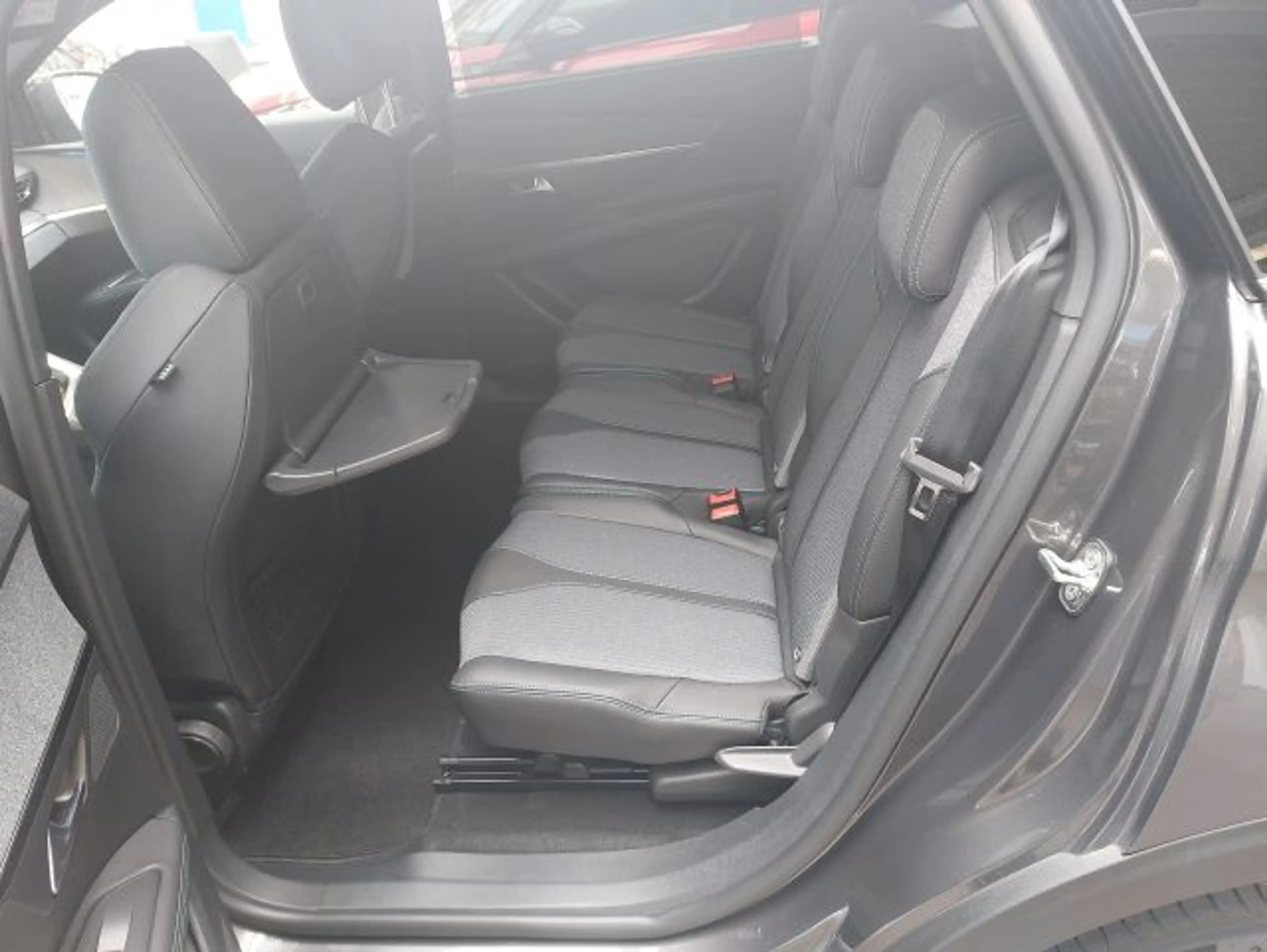 Peugeot 5008 PureTech 130 EAT8 Stop & Start Allure Pack — photo 11
