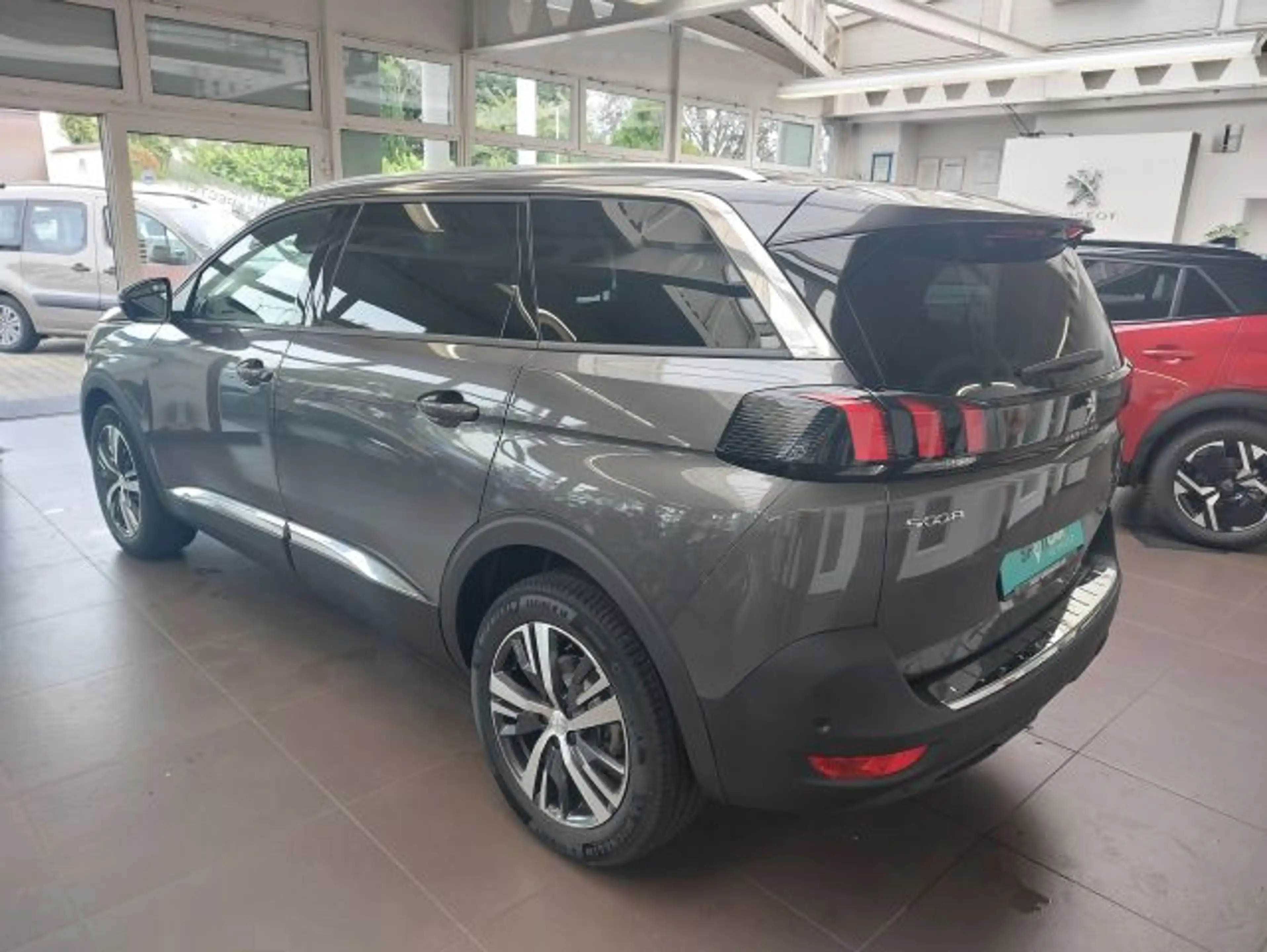 Peugeot 5008 PureTech 130 EAT8 Stop & Start Allure Pack — photo 10