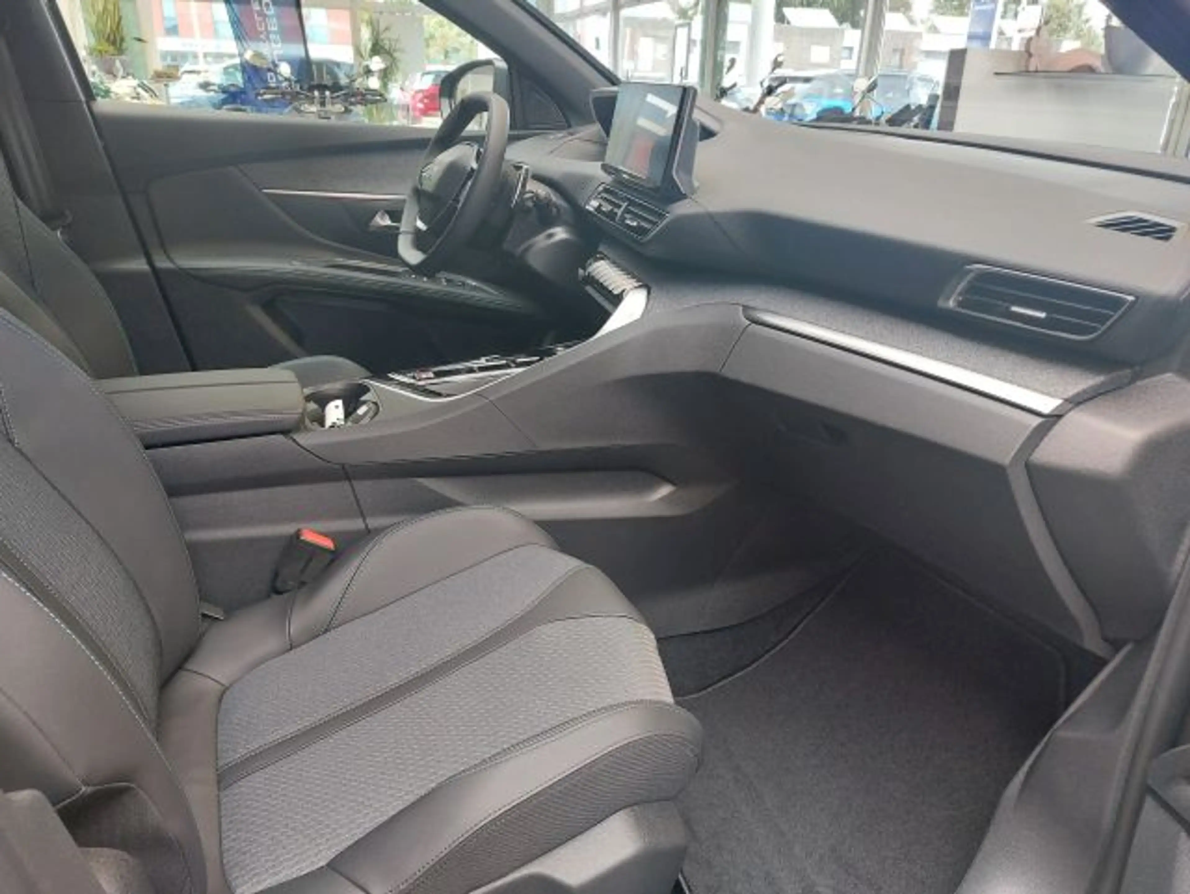Peugeot 5008 PureTech 130 EAT8 Stop & Start Allure Pack — photo 6