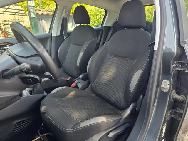 Peugeot 208 view 6