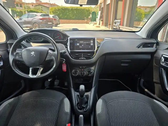 Peugeot 208 view 4