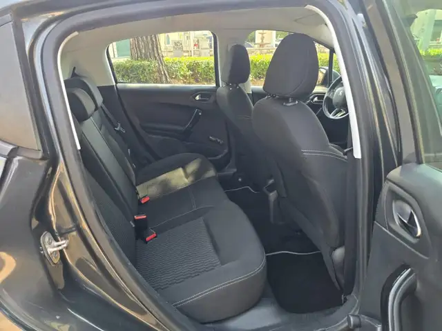 Peugeot 208 view 11