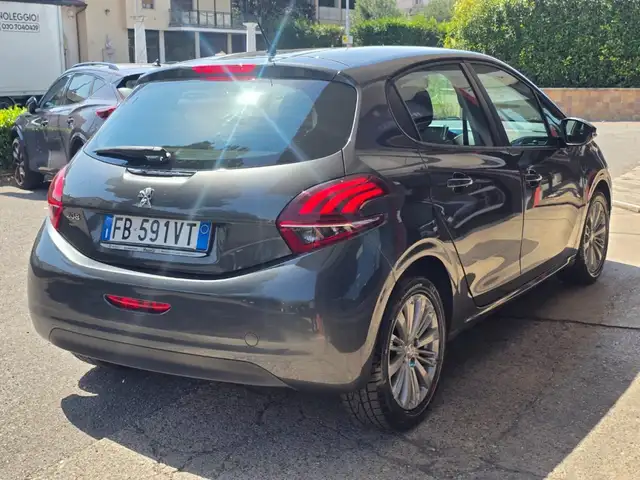 Peugeot 208 view 10