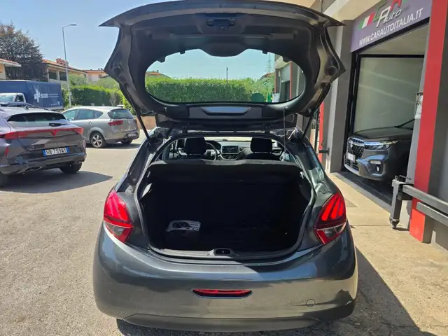 Peugeot 208 view 9